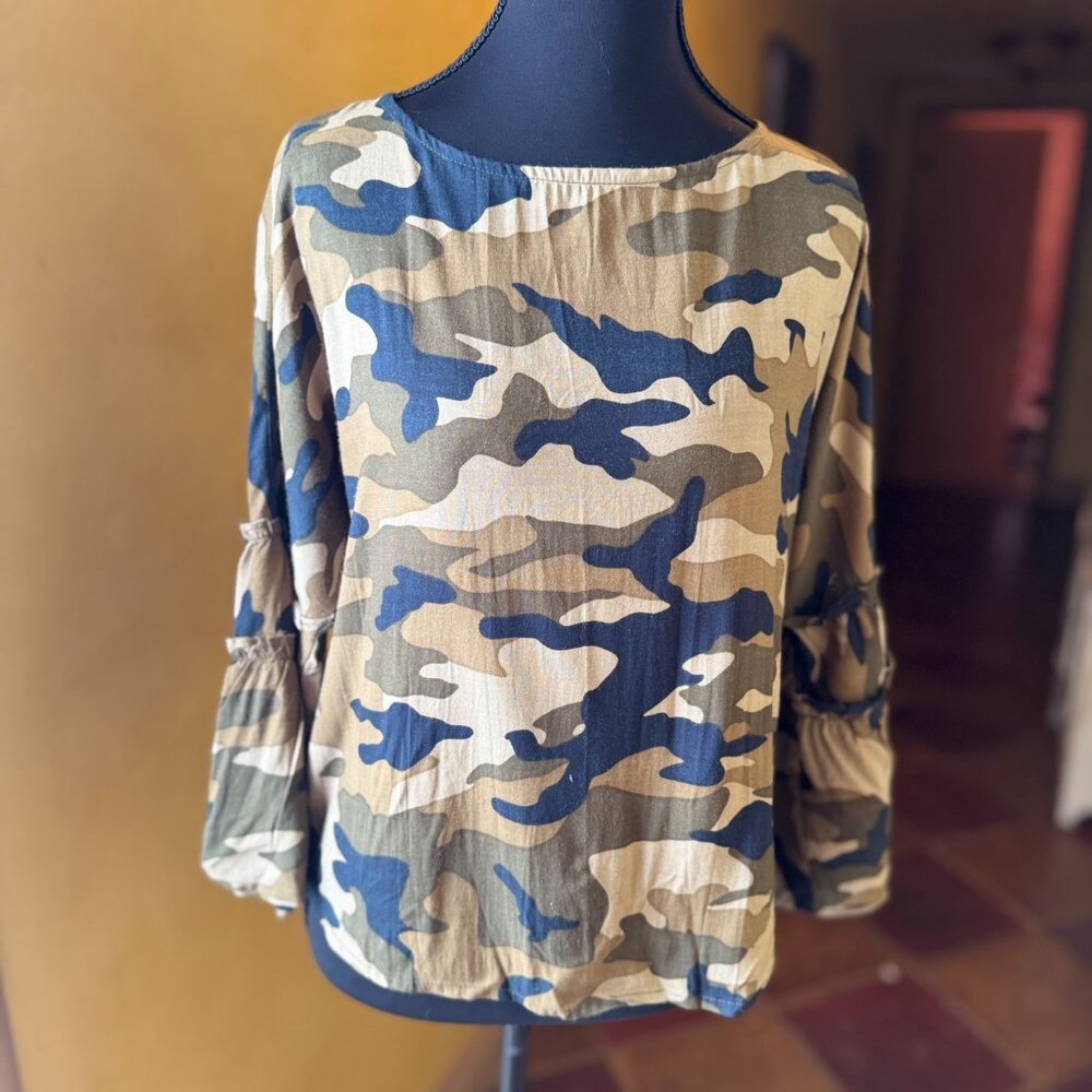 NWT! Style Envy Camo Print Top – Size M